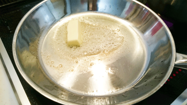 トマトクリームパスタの作り方「バターを入れる」